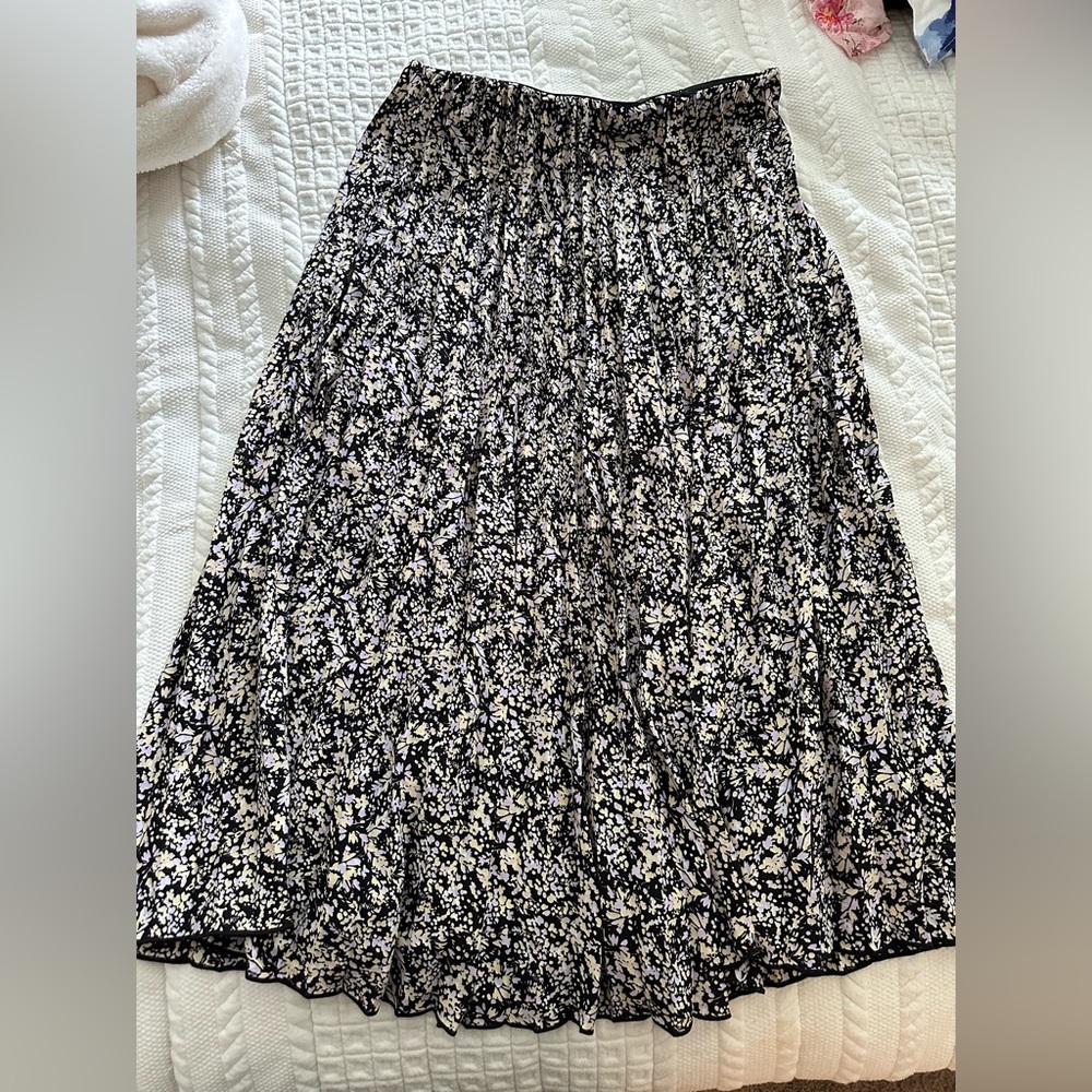 Vince Camuto floral skirt; size small.